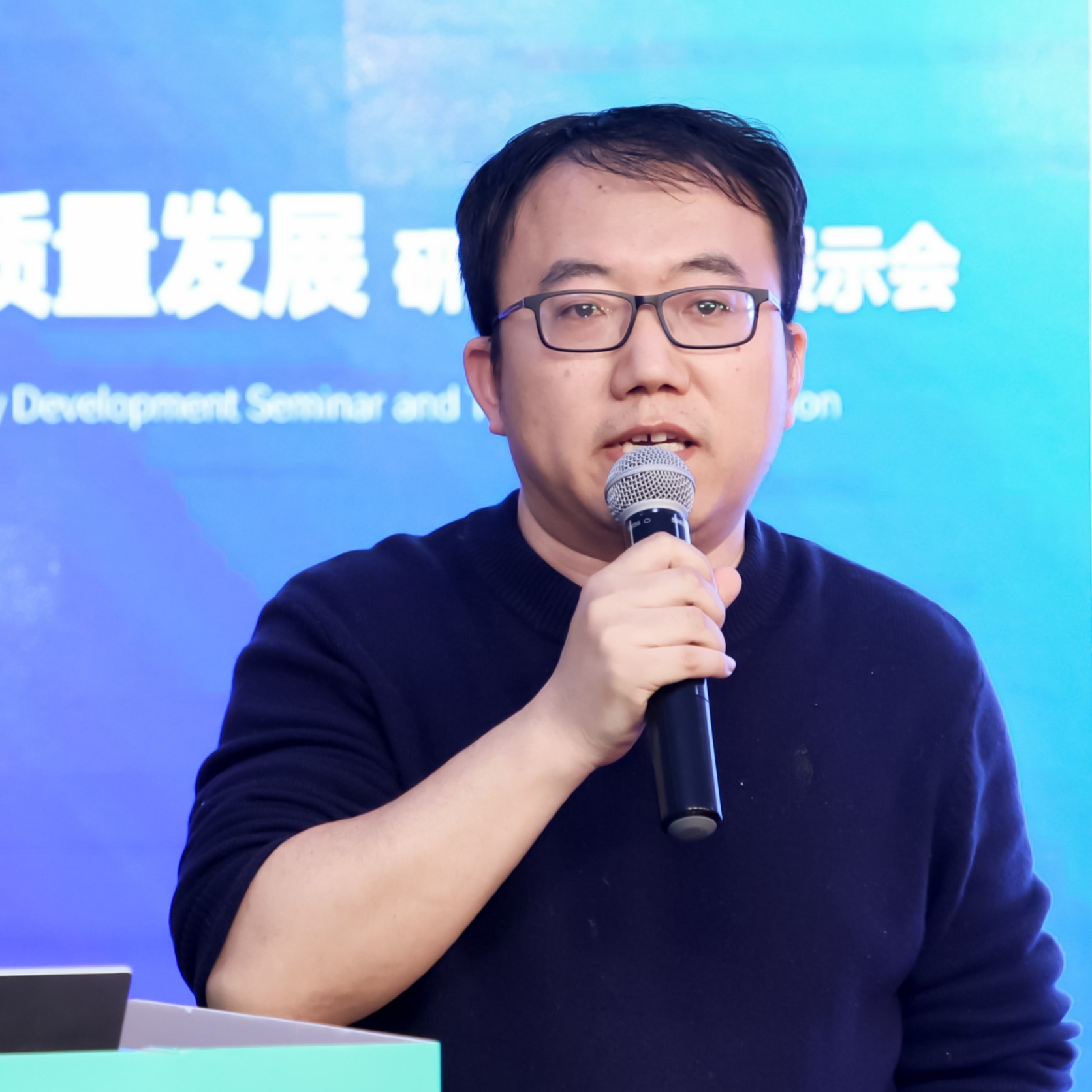 徐巍.jpg 徐巍.jpg